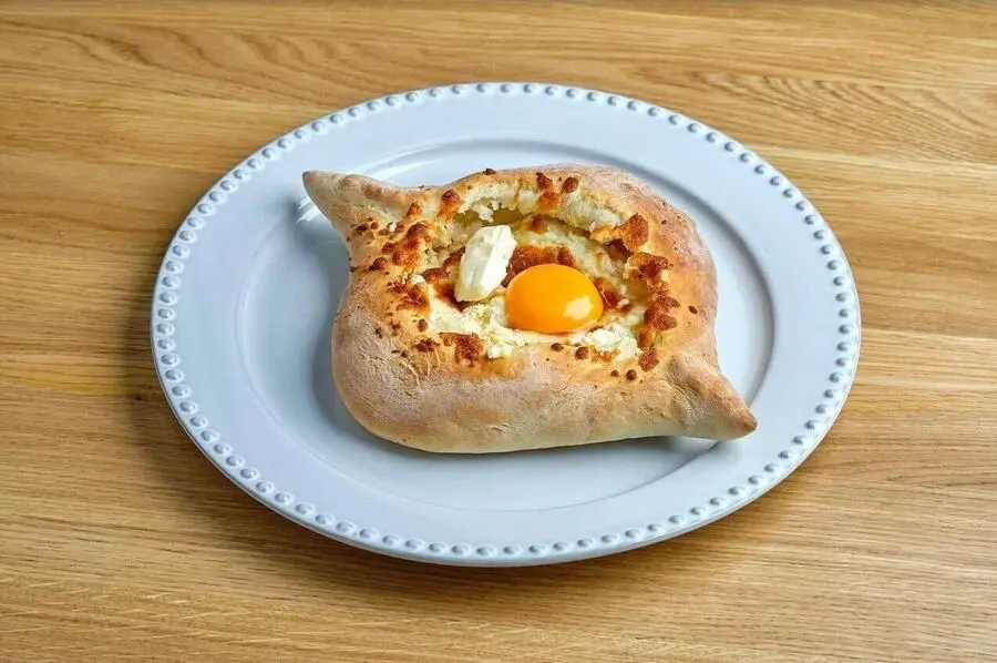 Лодочка по-аджарски с копчёным сыром