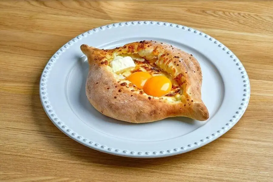 Лодочка по-аджарски с двумя яйцами