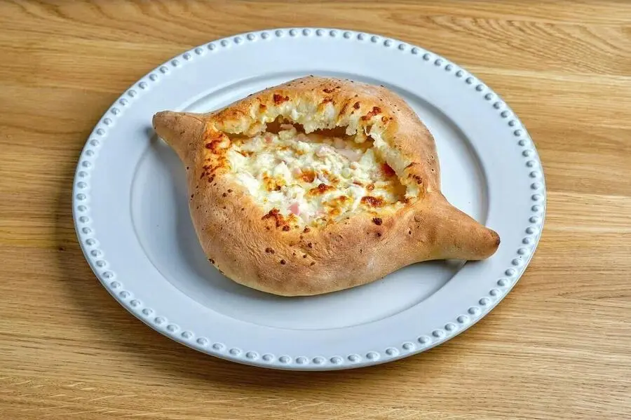 Лодочка по-аджарски с ветчиной