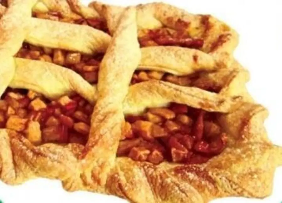 Пирог яблочный с корицей