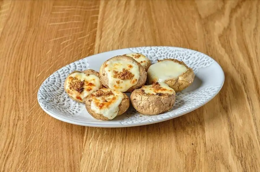 Шляпки шампиньонов с сулугуни