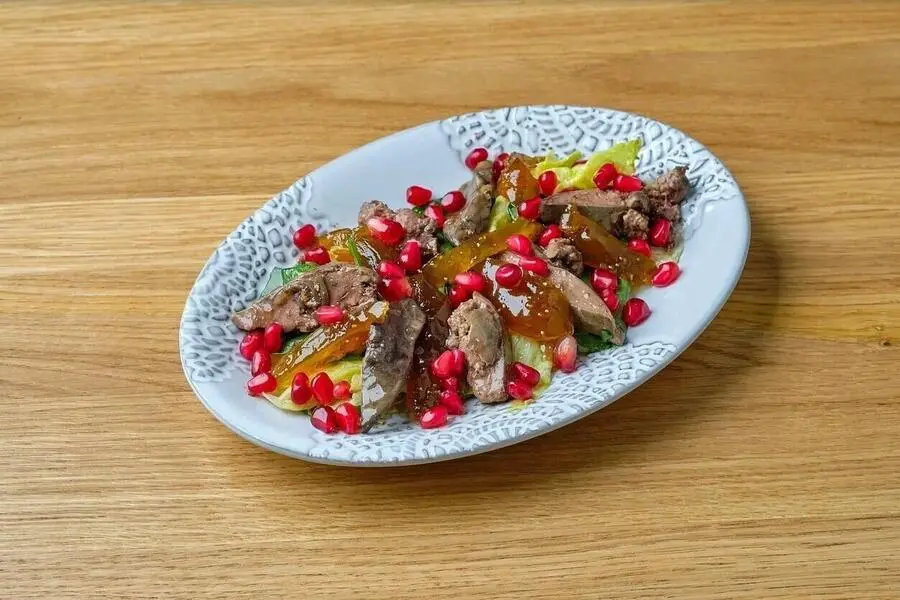 Зеленый салат с печенью и инжиром