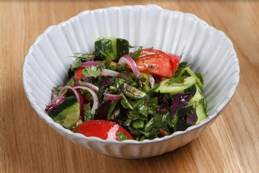 Огурцы, помидоры. масло, зелень