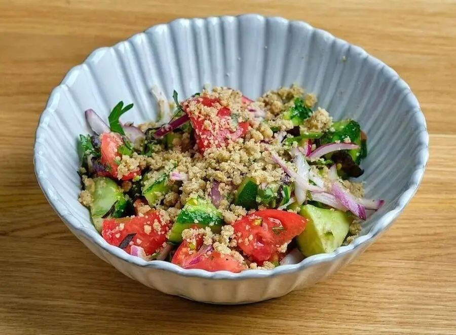 Овощной салат с орехами