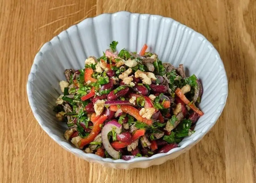 Говядина с фасолью, луком и сладким перцем