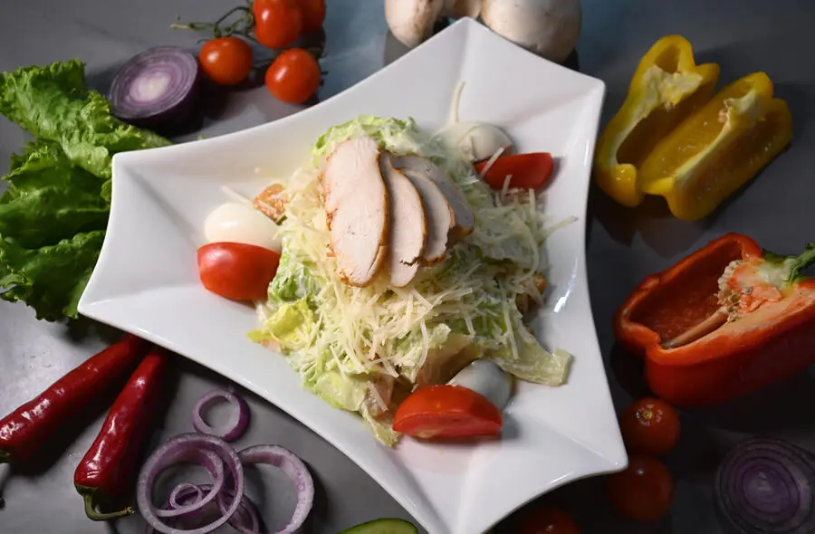 Салат цезарь с курицей
