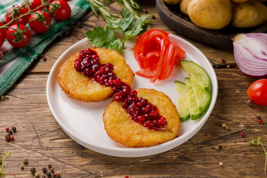 Драники с брусничным соусом