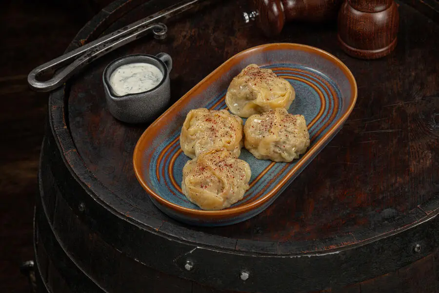 Манты с начинкой из курицы и свинины