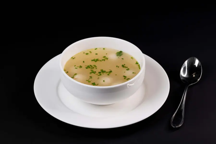 Куриный бульон с фрикадельками и вермешелью