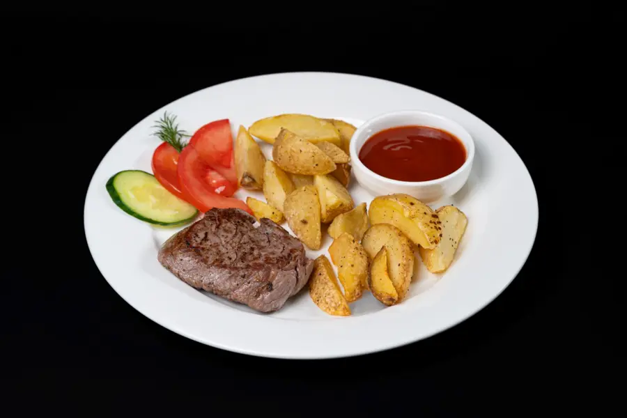 Стейк миньон с картофелем айдахо