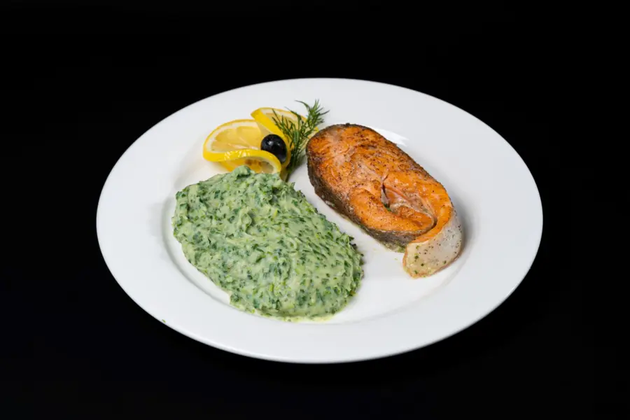 Стейк из лосося с пюре со шпинатом