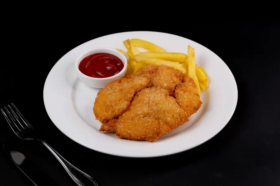 Шницель куриный с картофелем фри