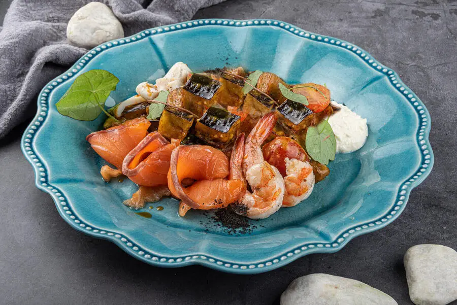Теплый салат с морепродуктами 230 гр.