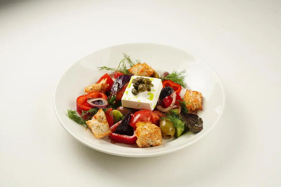 Овощной салат с сыром Фета и крутонами