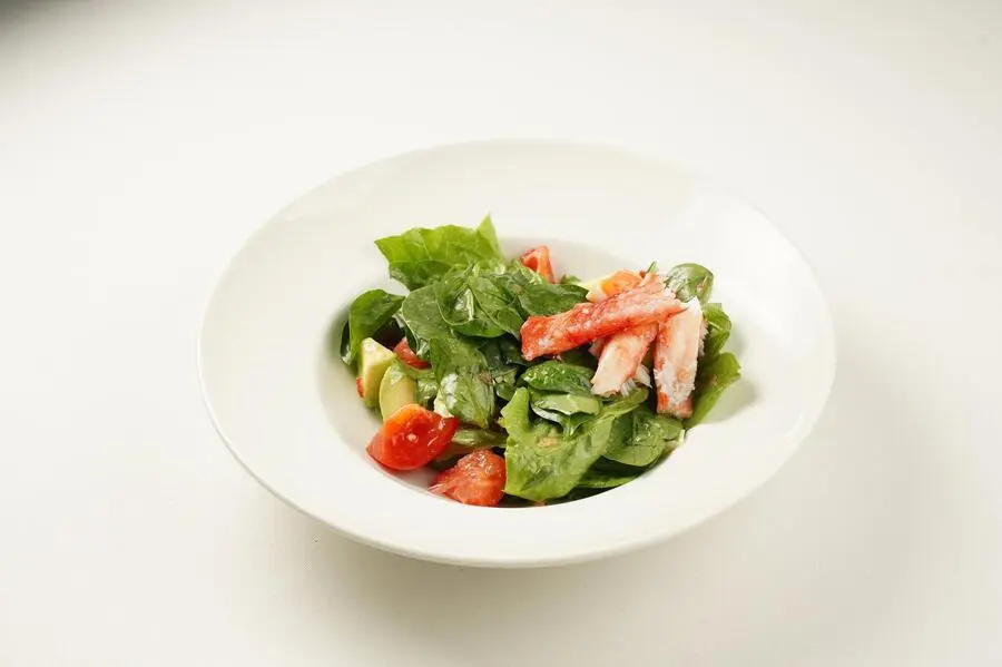 Салат с крабом, авокадо, томатами и грейпфрутом