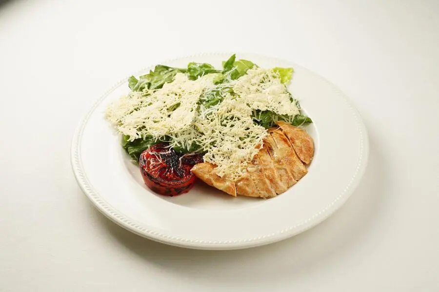 Романо с курицей и чипсами из сыра Пармезан