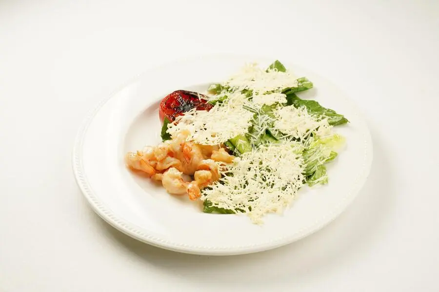 Романо с креветками и чипсами из сыра Пармезан