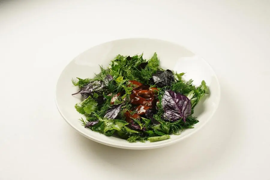 Салат с печенью кролика и миксом зелени