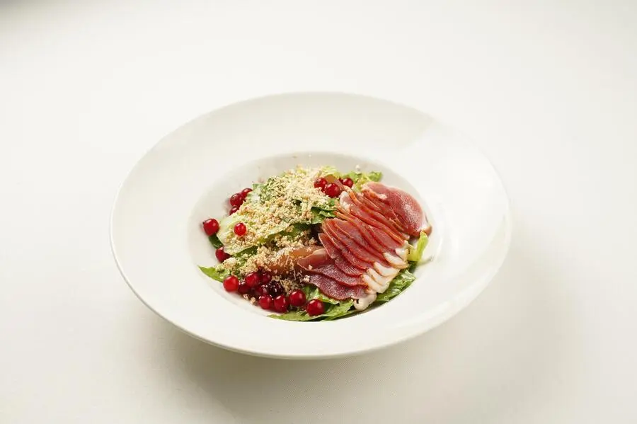 Салат с вяленой уткой и смородиной 