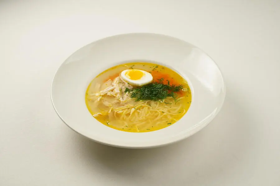 Бульон из домашней курицы с яичной лапшой