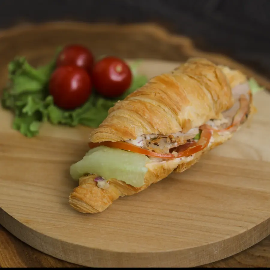 Круассан со свиной вырезкой