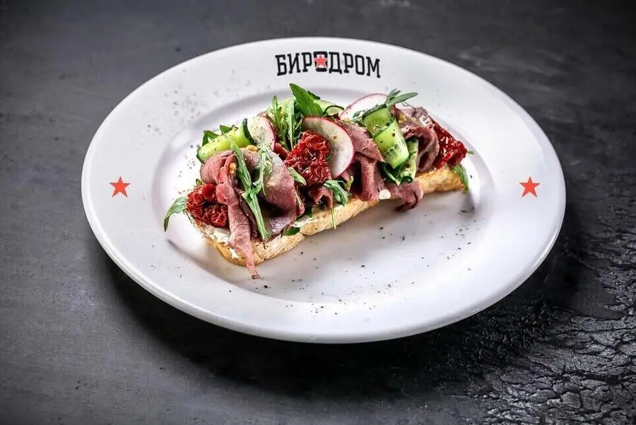 Брускетта с ростбифом