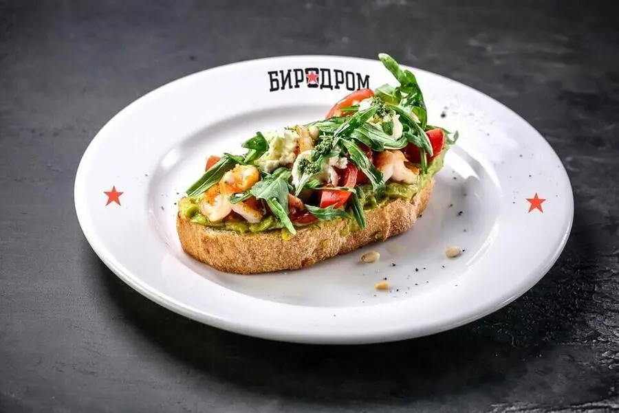 Брускетта с креветками и авокадо