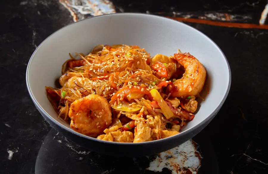 Лапша рисовая с цыпленоком и креветками
