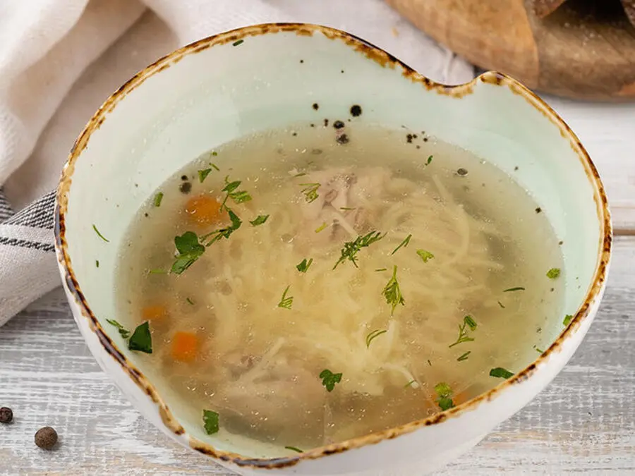 Бульон куриный с яйцом