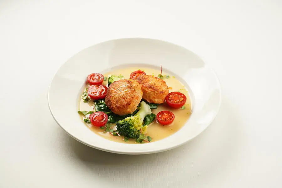 Крабовые котлеты со  шпинатом и томатами 