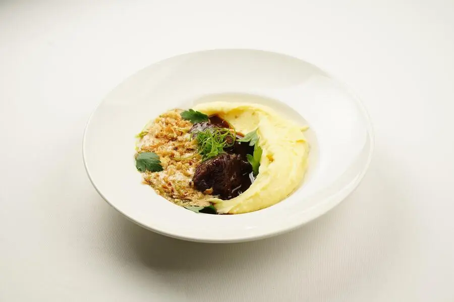 Томлёные щечки с картофельным пюре и муссом из белых грибов 