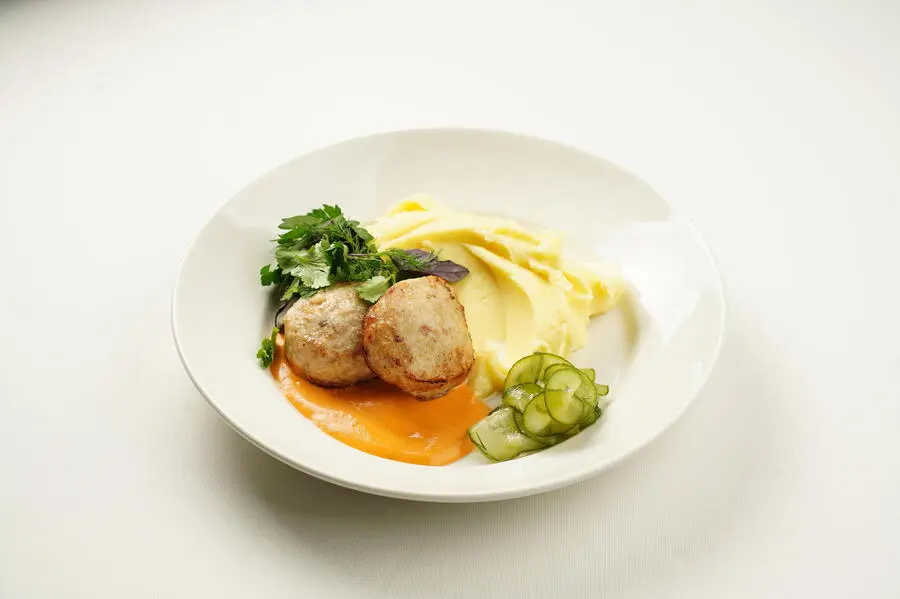 Куриные котлетки с картофельным пюре и маринованными огурчиками 