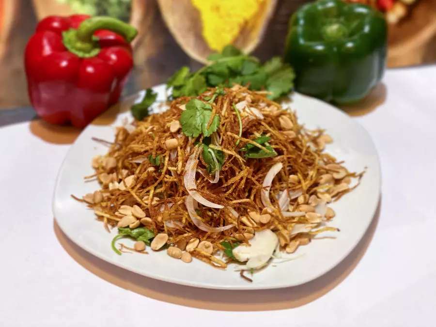 Салат из картофельной стружки с арахисом и луком