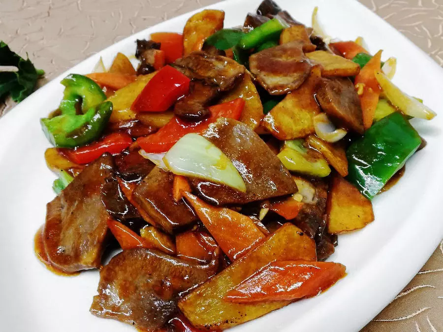 Язык говяжий с картофелем и овощами
