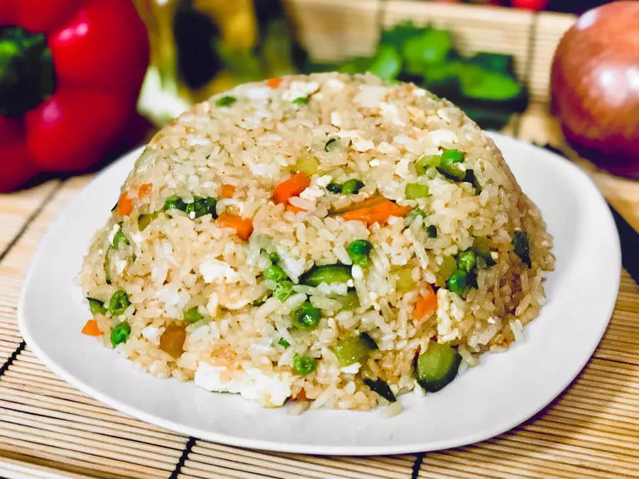 Рис с яйцом и овощами
