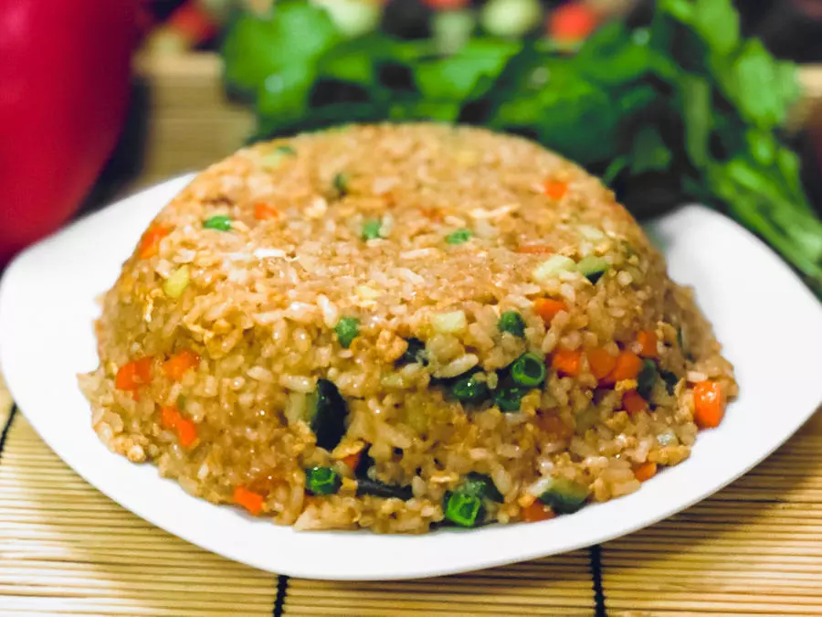 Рис с овощами и соусом