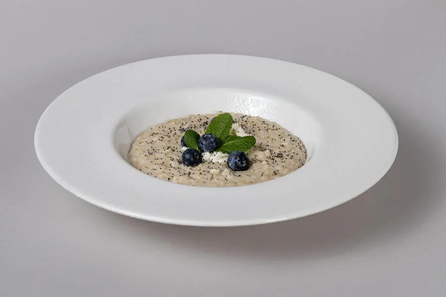Овсяная каша с голубикой и маком
