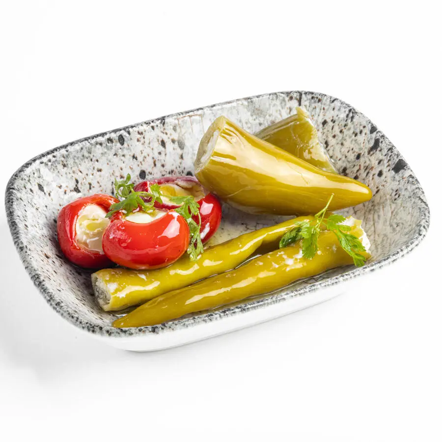 Острые мини перцы, фаршированные сыром