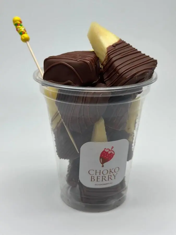 Стакан ананаса в шоколаде 