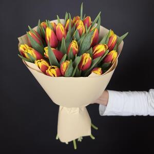 Букет цветов из 25 красно-желтых тюльпанов