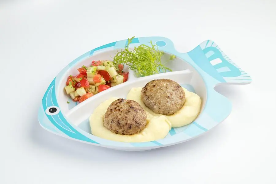 Котлетки из телятины с картофельным пюре и овощным салатиком