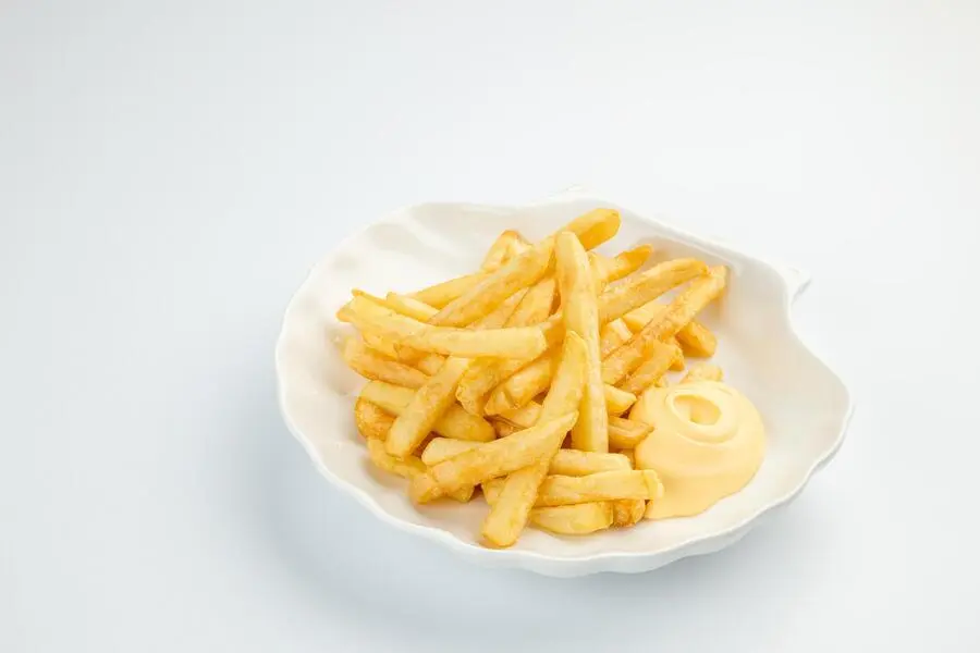 Картофель фри с сырным соусом