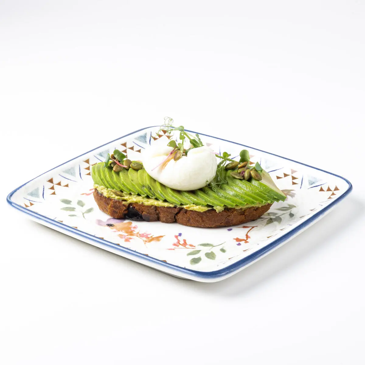 Фруктовый хлеб с гуакамоле и яйцом пашот