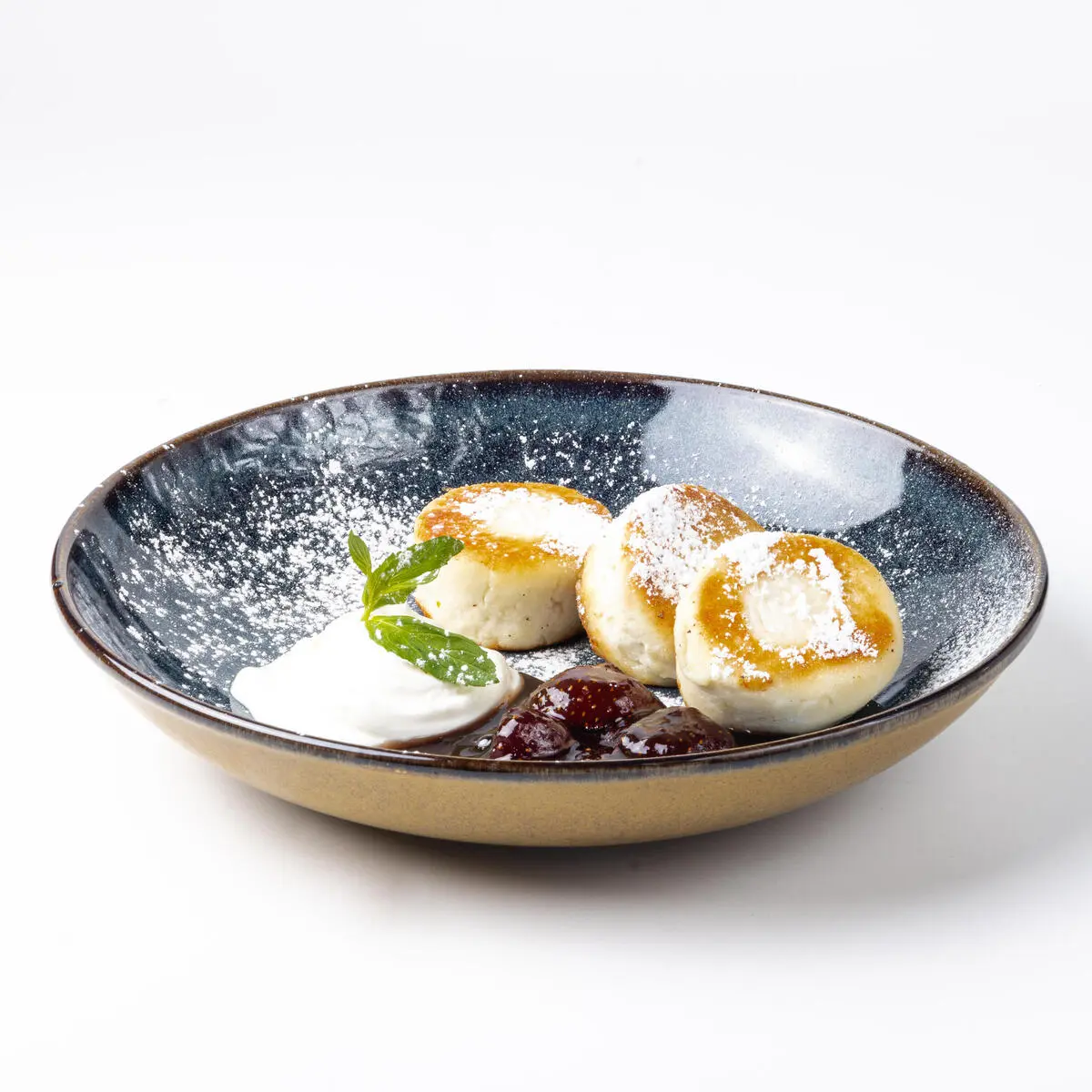 Сырники со сметаной и клубничным вареньем