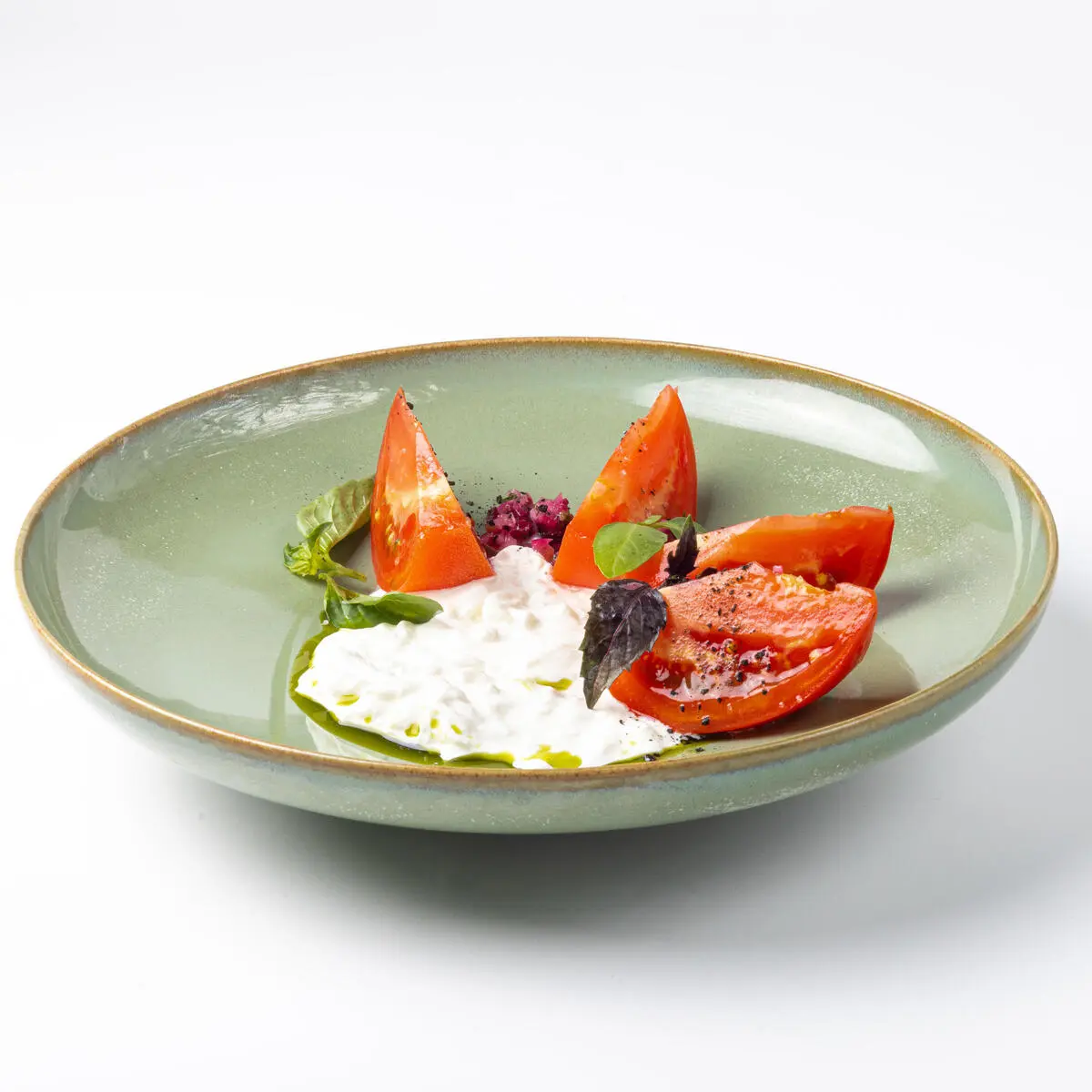 Салат из помидоров с сыром Страчателла