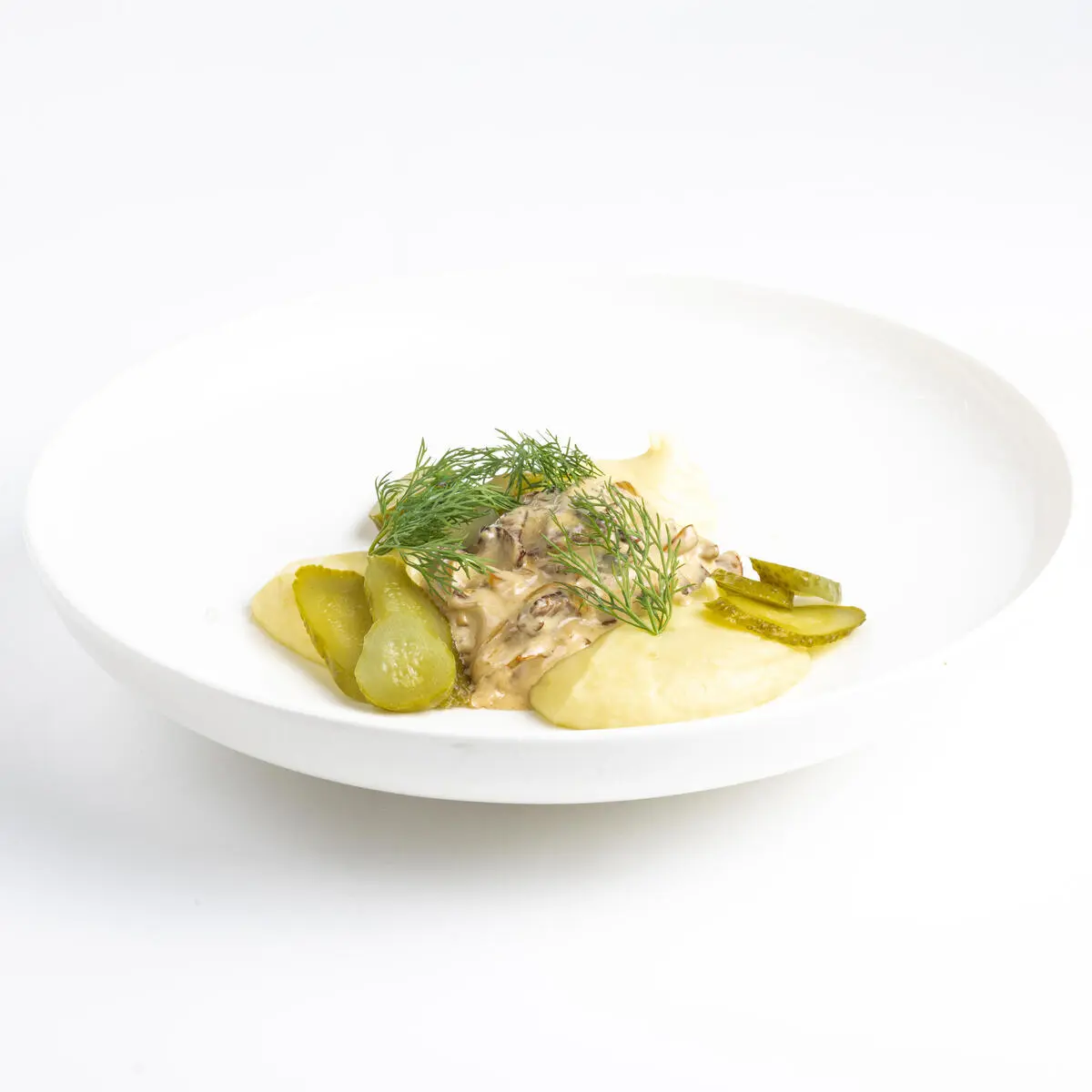 Бефстроганов с картофельным пюре и с хрустящими огурчиками