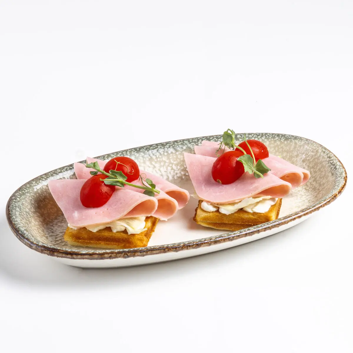 Бельгийские вафли с ветчиной и творожным фермерским сыром