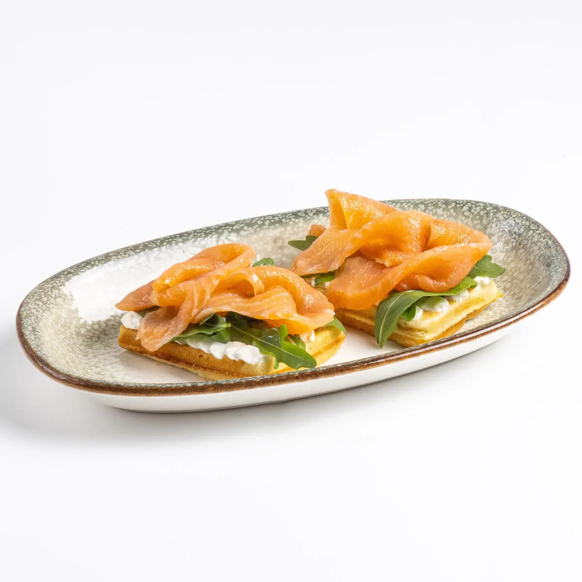 Бельгийские вафли с лососем и творожным фермерским сыром