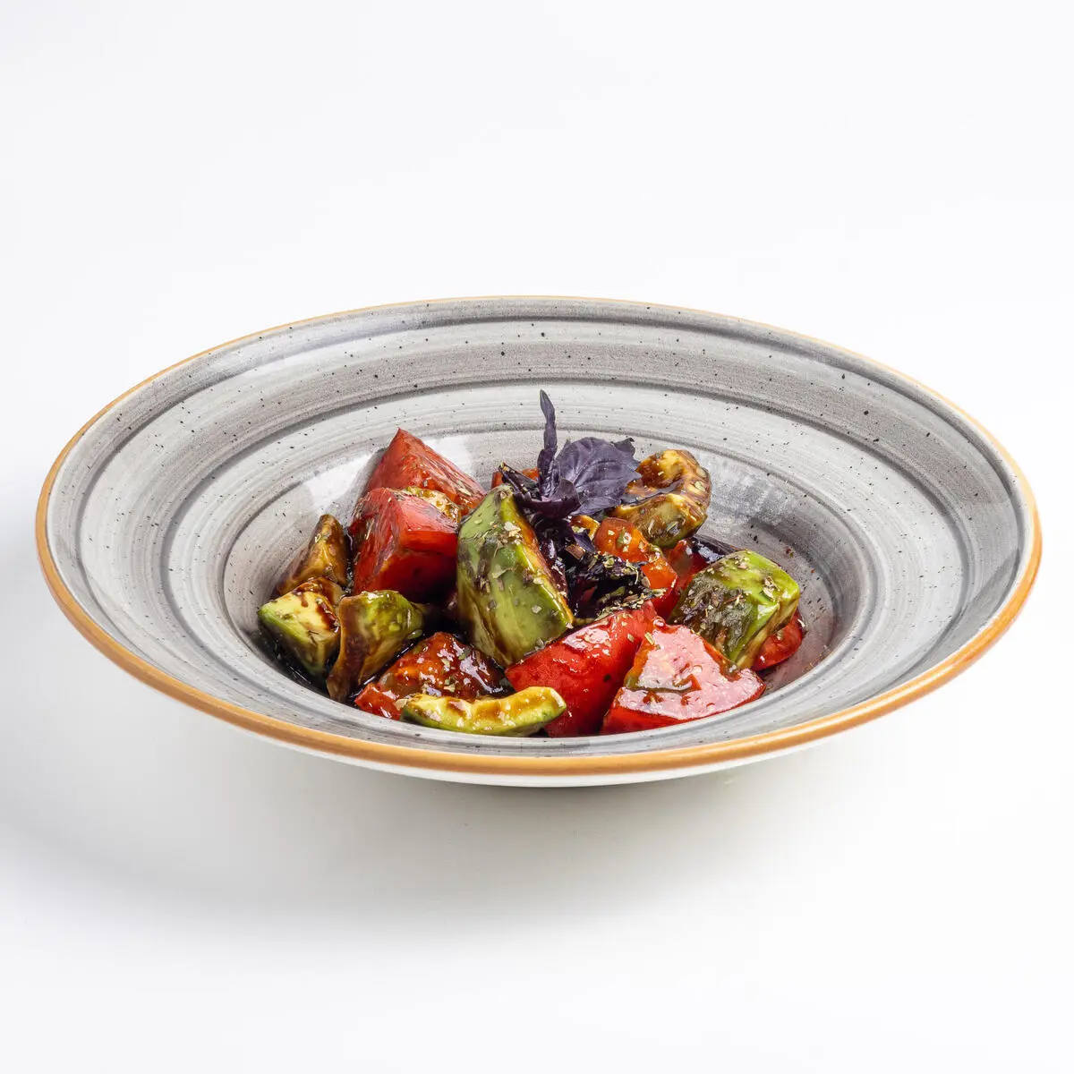 Салат с помидорами и авокадо