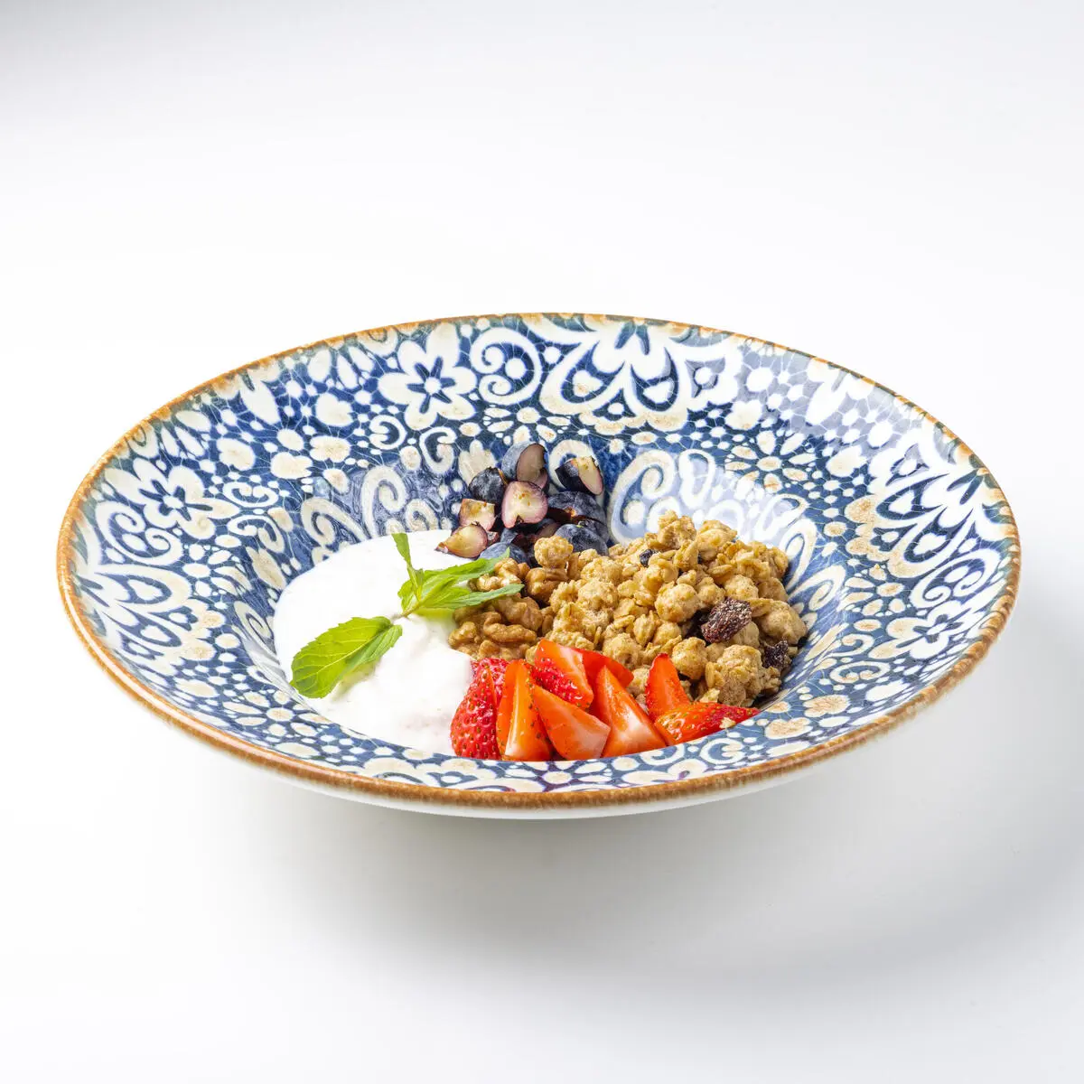 Гранолы с ягодами и йогуртом